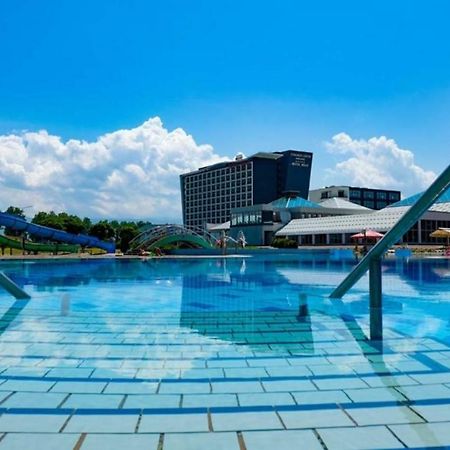 Hotel Hills Sarajevo Congress & Thermal Spa Resort Илиджа Экстерьер фото The pool at the hotel
