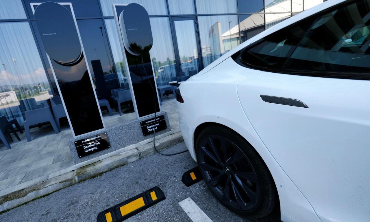 Hotel Hills Sarajevo Congress & Thermal Spa Resort Илиджа Экстерьер фото Tesla Model S charging at a Supercharger station