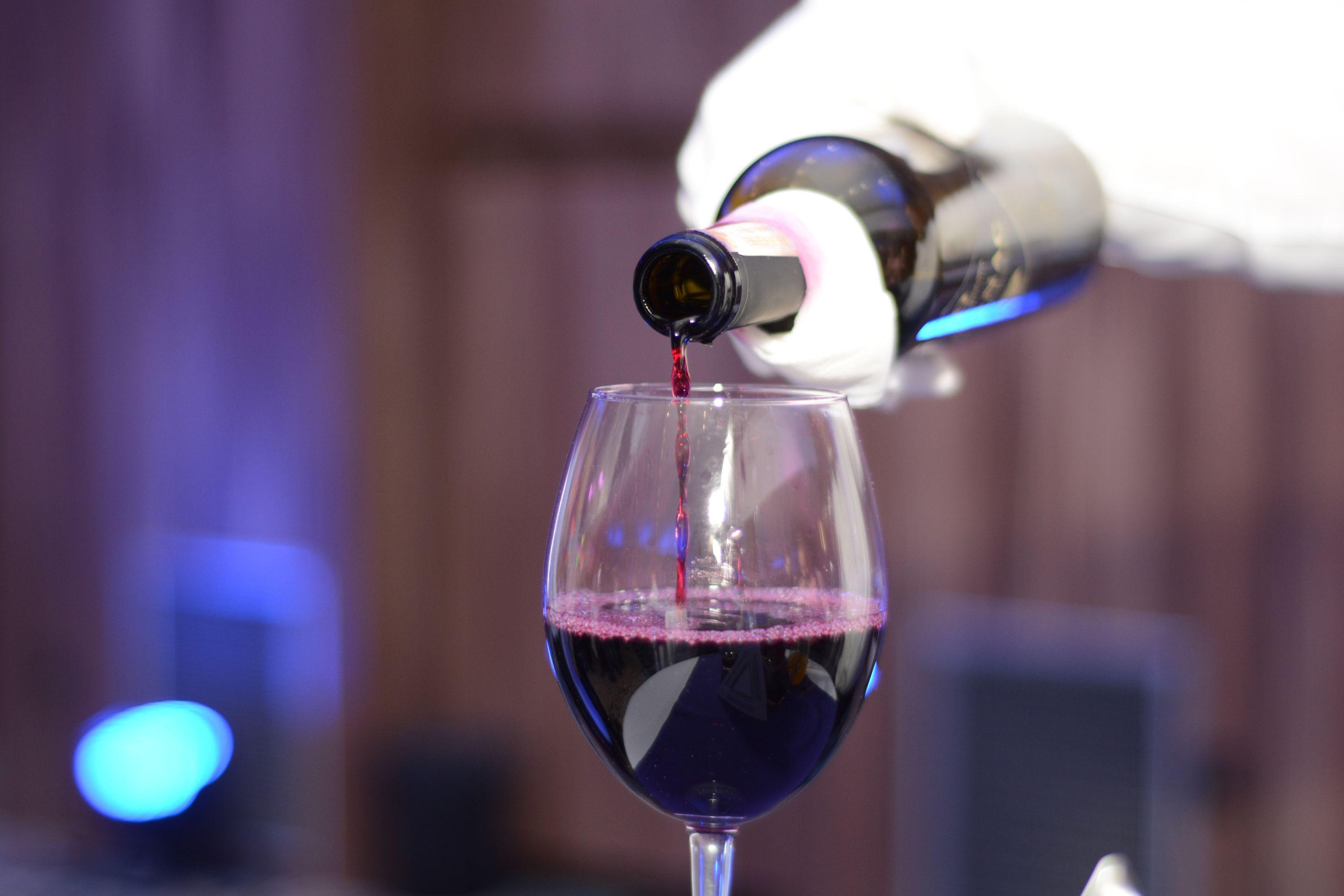 Hotel Hills Sarajevo Congress & Thermal Spa Resort Илиджа Экстерьер фото Wine being poured