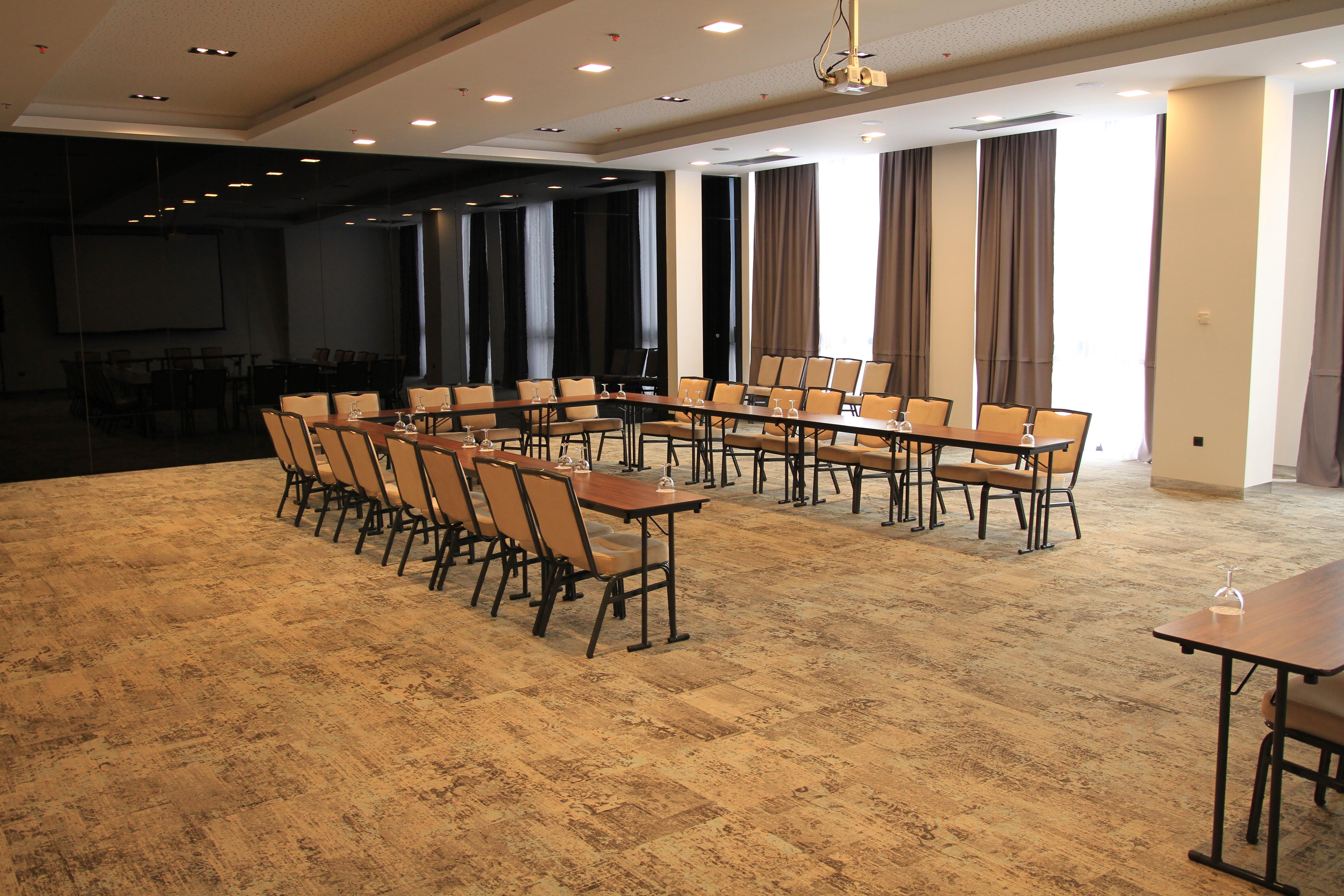 Hotel Hills Sarajevo Congress & Thermal Spa Resort Илиджа Экстерьер фото A meeting room at the hotel