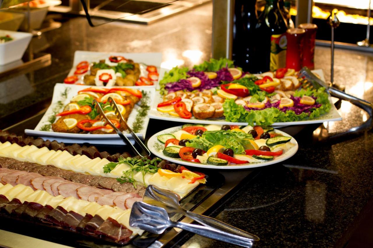 Hotel Hills Sarajevo Congress & Thermal Spa Resort Илиджа Экстерьер фото A buffet