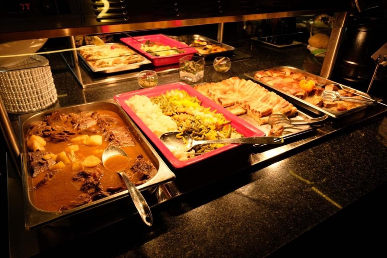 Hotel Hills Sarajevo Congress & Thermal Spa Resort Илиджа Экстерьер фото A hot buffet