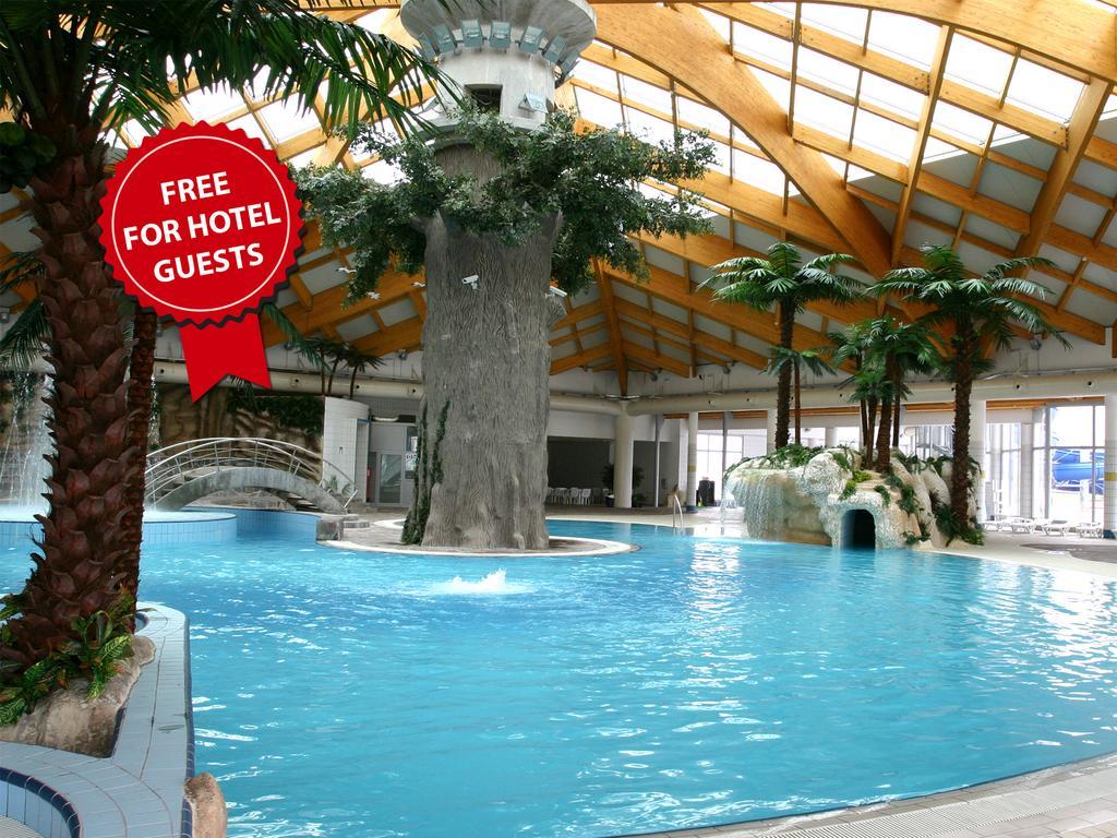 Hotel Hills Sarajevo Congress & Thermal Spa Resort Илиджа Экстерьер фото The swimming pool at the hotel