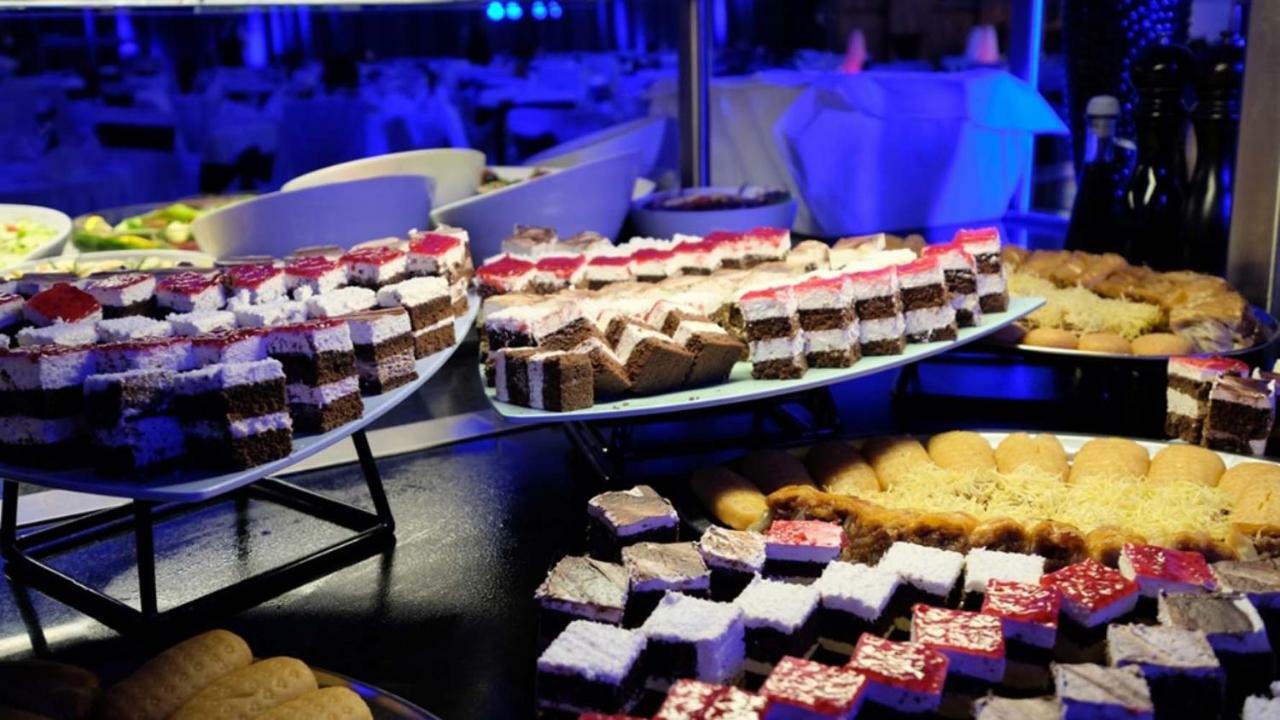 Hotel Hills Sarajevo Congress & Thermal Spa Resort Илиджа Экстерьер фото A selection of desserts